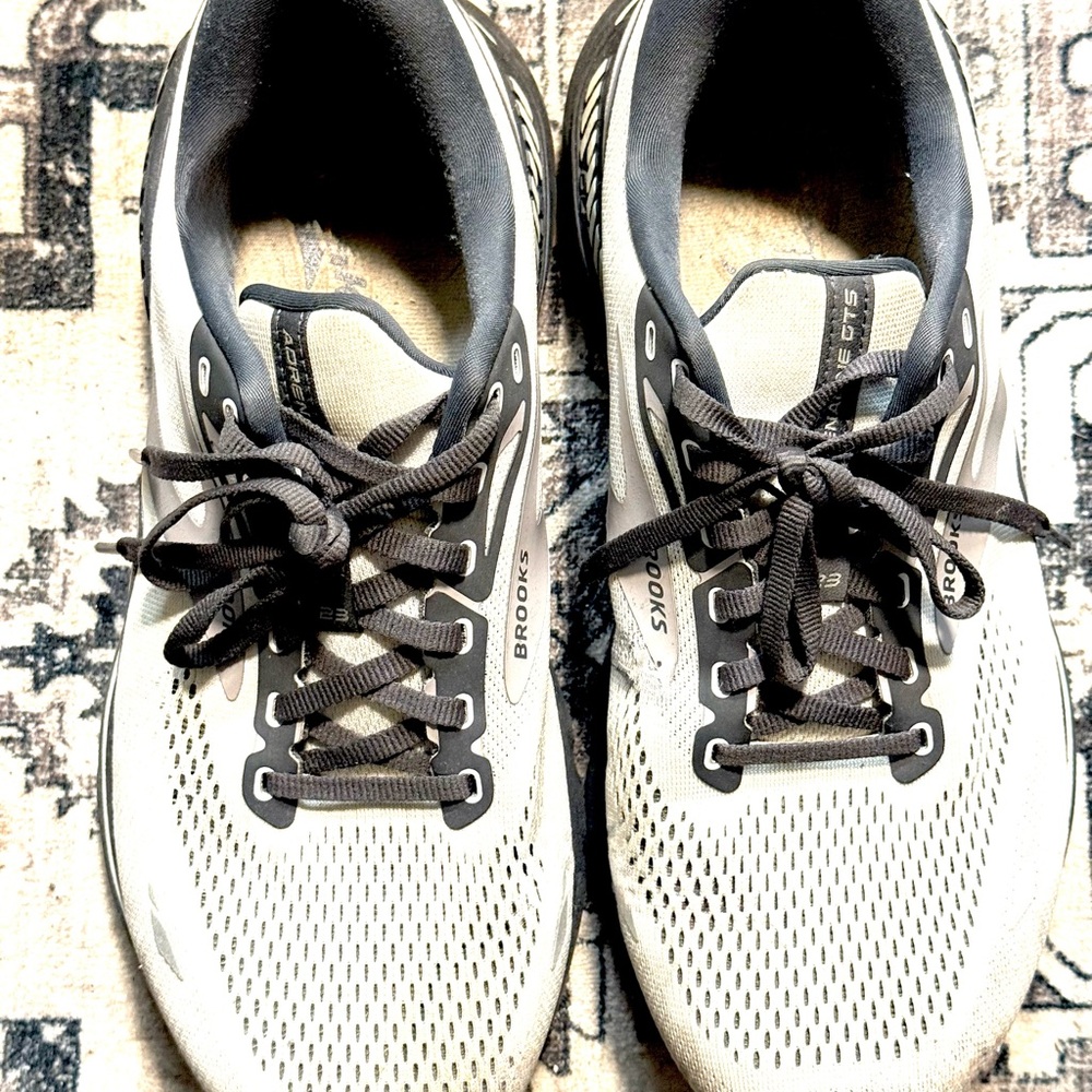 Brooks Men's Size 11 Black and Gray Running Shoes